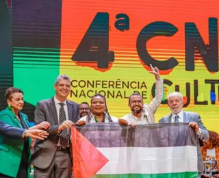 Lula posa com bandeira palestina: "Tempo vai provar que estava certo"