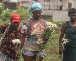 Mãe de homem espancado no Corredor da Vitória desmaia em enterro