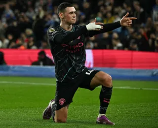 Manchester City goleia o Brighton e fica a um ponto do líder Arsenal