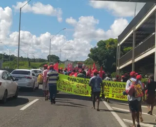 Marcha do MST na BR-324 ocupa uma faixa e gera engarrafamento de 4 km