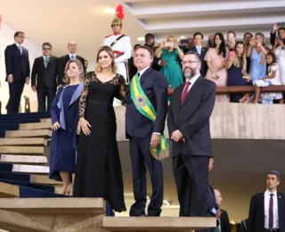 Michelle doa roupa em leilão solidário, desiste e pega prêmio de volta