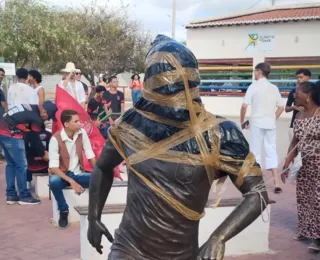 Moradores de Juazeiro cobram retirada da estátua de Daniel Alves