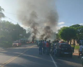 Moradores realizam protesto e bloqueiam BA-504