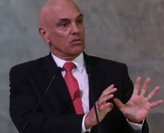 Moraes dá 5 dias para PGR se manifestar sobre Bolsonaro na embaixada