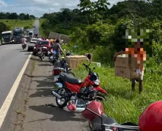 Motorista de ambulância deixa veículo para saquear carga tombada; veja