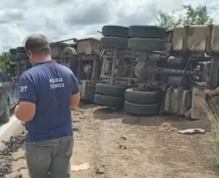 Motorista morre após carreta tombar na BR-116