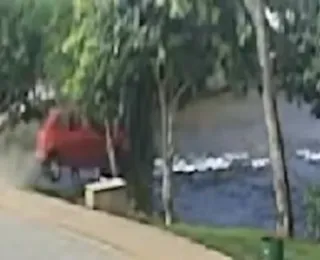 Motorista perde controle de direção e carro cai em rio