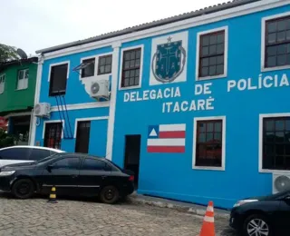 Mulher é presa após queimar corpo da filha com colher quente