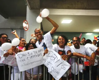 Multidão aguarda desembarque de Davi para recepcioná-lo; assista