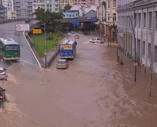 Nível do Guaíba atinge 4,50 metros e chuva causa caos em Porto Alegre