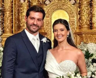 Noiva é recebida com aplausos em seu casamento no Pelourinho