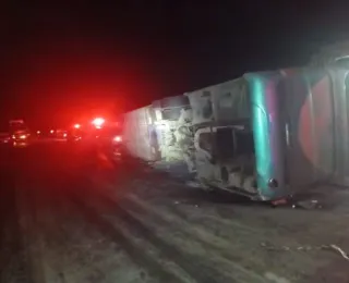 Ônibus capota e deixa 7 mortos e 29 feridos na BR-116 em Minas Gerais