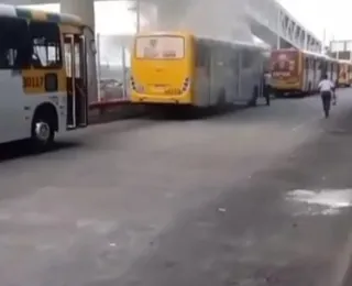 Ônibus pega fogo na Estação Mussurunga; assista