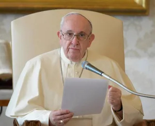 Papa diz sofrer de bronquite e deixa de ler discurso por tosse