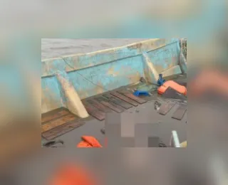 Pescadores encontram barco à deriva com corpos em decomposição