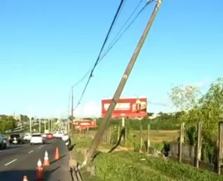 Poste fica pendurado pelos fios após batida de carro na Paralela