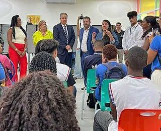 Presidente do TRE-BA visita atendimento itinerante da Justiça Eleitoral nas escolas