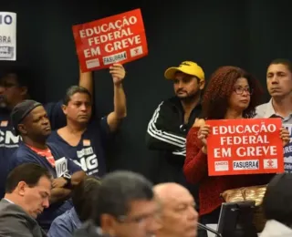 Professores de universidades e institutos federais entram em greve