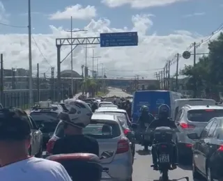 Protestos e recepção a Bolsonaro causam caos na Av. Paralela