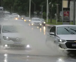 Salvador registra manhã de chuva e trânsito intenso