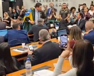 Sessão sobre homenagem a Musk termina em confusão entre deputados