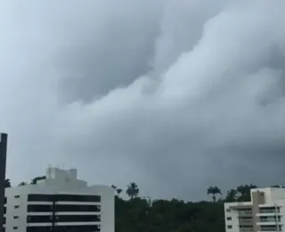 Sol se esconde entre nuvens em Salvador na manhã desta sexta