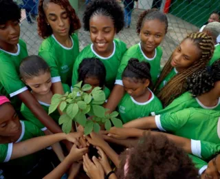 Time feminino de futebol faz plantio de árvores em Pituaçu