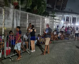 Torcedores do Bahia dormem em fila na Fonte Nova para comprar ingresso