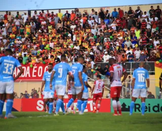 Torcida invade gramado do Adautão e troca socos com segurança do Bahia