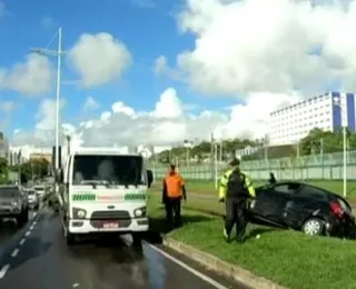 Três veículos se envolvem em acidente na Avenida Paralela