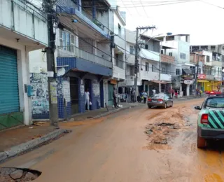 Tubulação estoura em Santa Cruz e bairro fica sem ônibus