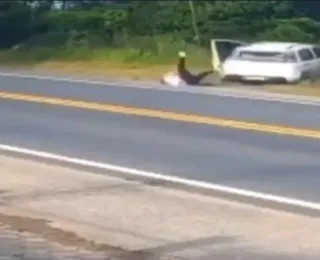 VÍDEO: Casal pula de carro em movimento e veículo cai em ribanceira