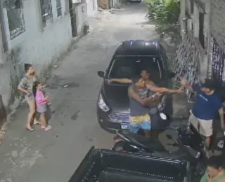 VÍDEO: Dupla armada rende homem e rouba carro em Canabrava