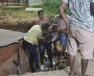 VÍDEO: Idoso cai em buraco em canal de rua em Barreiras