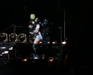 VÍDEO: Madonna pula nos braços de Pabllo Vittar