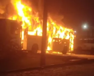 VÍDEO: Ônibus da Integra pega fogo dentro de garagem em Salvador