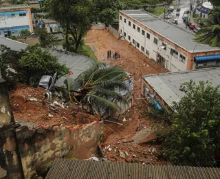 Veja imagens de desabamento de prédio no Centro de Salvador