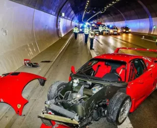 Vendedor de concessionária pega Ferrari para dar volta e destrói carro