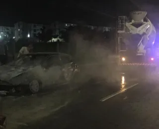 Vídeo: Carro pega fogo na Avenida Paralela