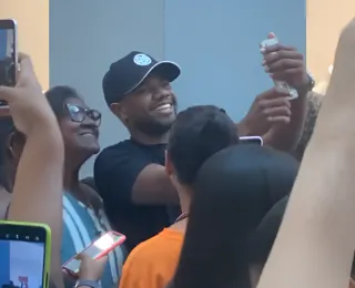 Vídeo: Davi tira foto com fãs durante passeio por shopping em Salvador