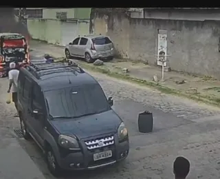 Vídeo: Kombi em chamas atropela motociclista e assusta moradores
