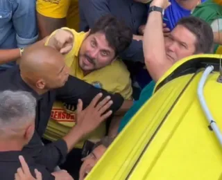 Vídeo: Marcos do Val é barrado de subir no trio de Bolsonaro