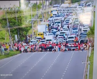 Vídeo: carreata das Mulheres Sem Terra trava trânsito na Av. Paralela