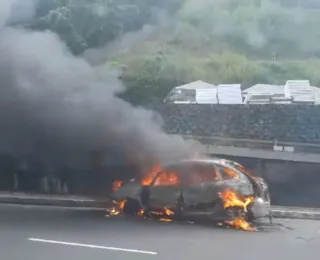 Vídeo: carro pega fogo na Avenida Bonocô, em Salvador
