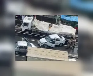 Vídeo: carros batem de frente na Avenida São Rafael