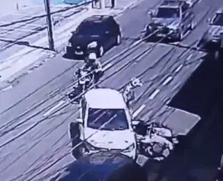Vídeo: em fuga, motorista derruba policiais militares de motocicletas