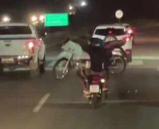 Vídeo: homem é flagrado carregando moto em garupa na Estrada do Coco
