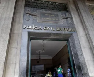 Vídeo: homem surta e tenta invadir sede da Polícia Civil de Salvador