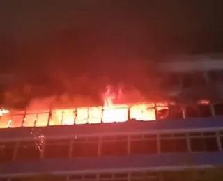 Vídeo: incêndio atinge antiga sede do Colégio Estadual Landulfo Alves