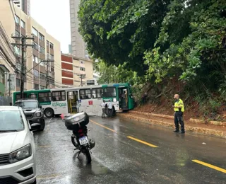 Vídeo: motorista perde controle e ônibus fica atravessado em Salvador